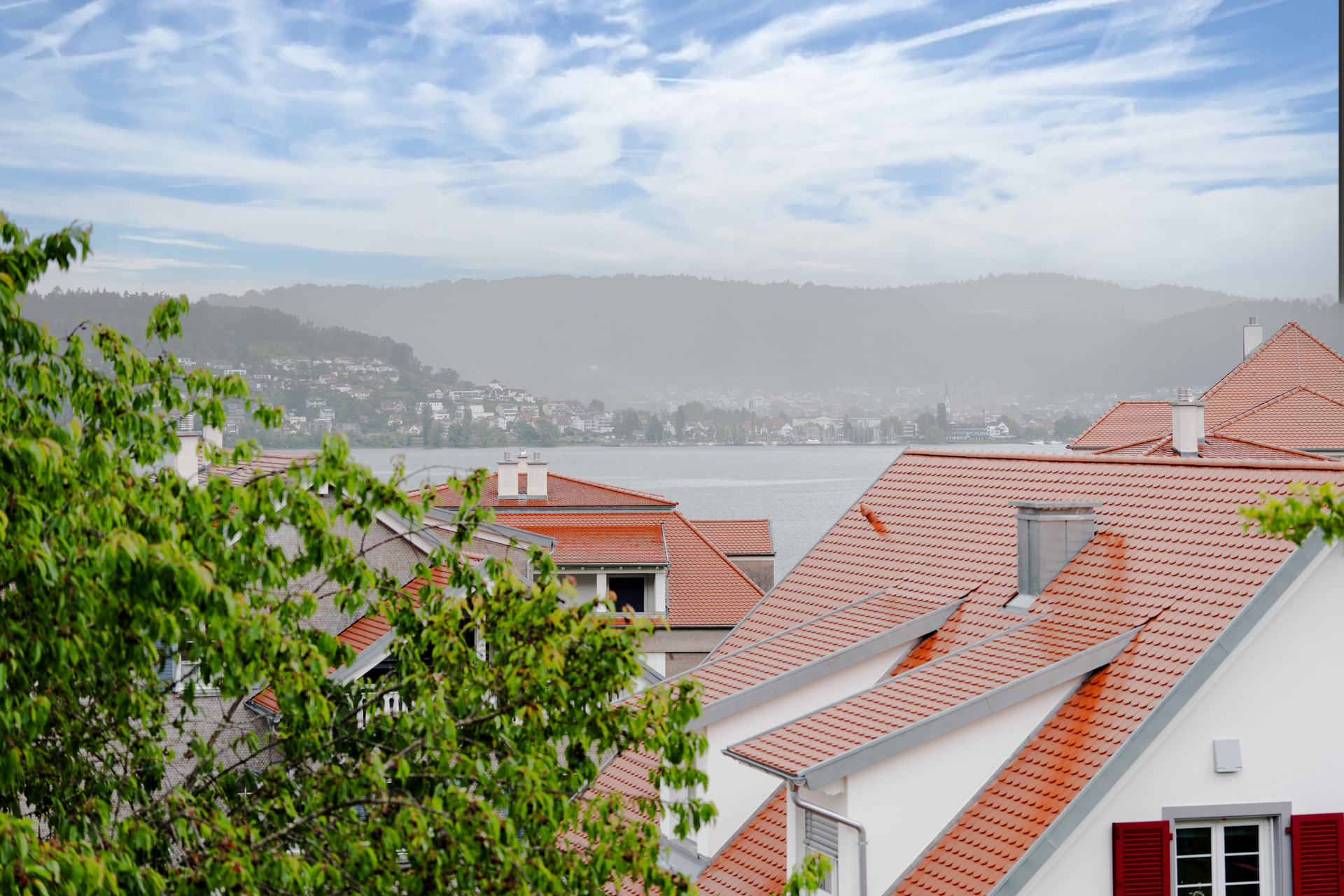 ebenso mit Blick auf den See